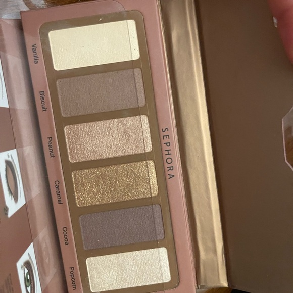 4 pieces  
2 brush sets  
2 eyeshadow palettes - Picture 6 of 7